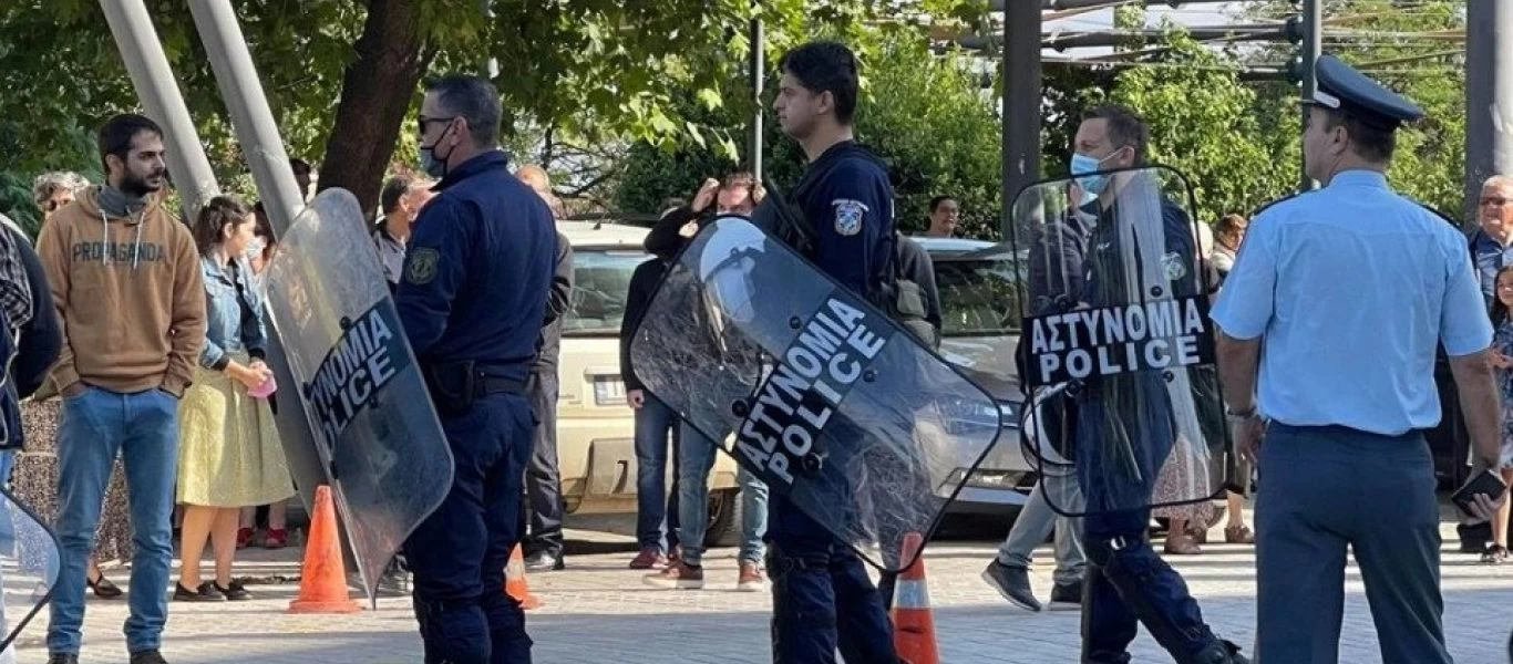 Λάρισα: Συγκέντρωση έξω από εκκλησία - Πολίτες διαμαρτύρονται για τους εμβολιασμούς